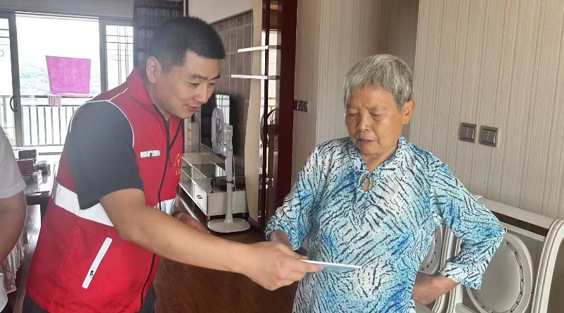 “城管进社区 服务面对面”