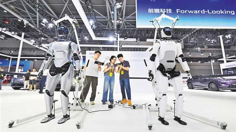 “具身智能”觉醒 机器人成智博会“顶流”