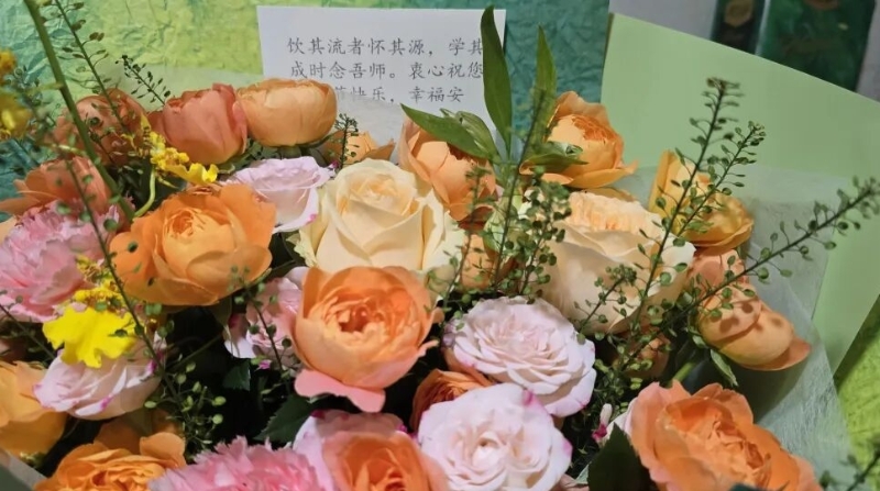 周鹊虹专栏｜教师节，我眼窝很浅，泪水很长