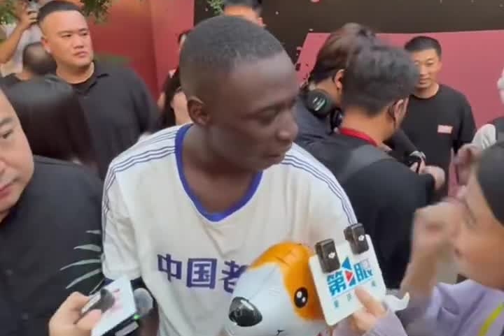 “无语哥”秀重庆话