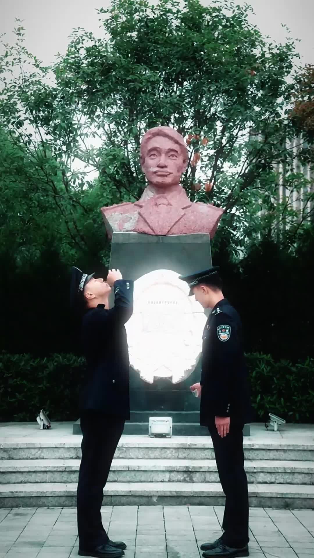 【把过往，活成永恒！】山河无恙，忠诚热血染征衣；万家灯火，熠熠警徽夜长明。不负少年志，无愧战友情，拳拳家国心。#烈士纪念日