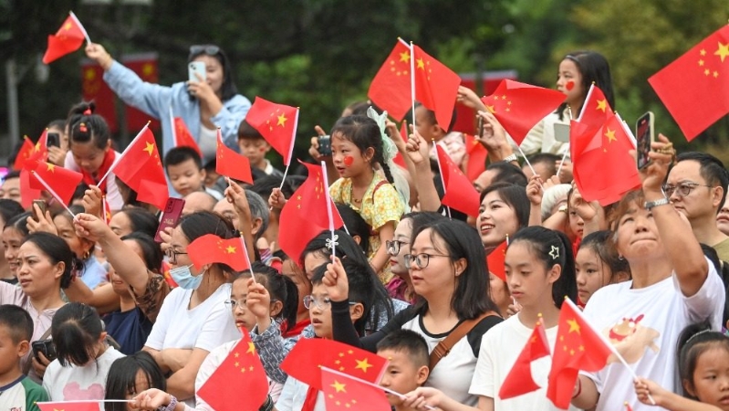 庆祝祖国母亲76岁生日 重庆市在人民广场举行国庆升旗仪式