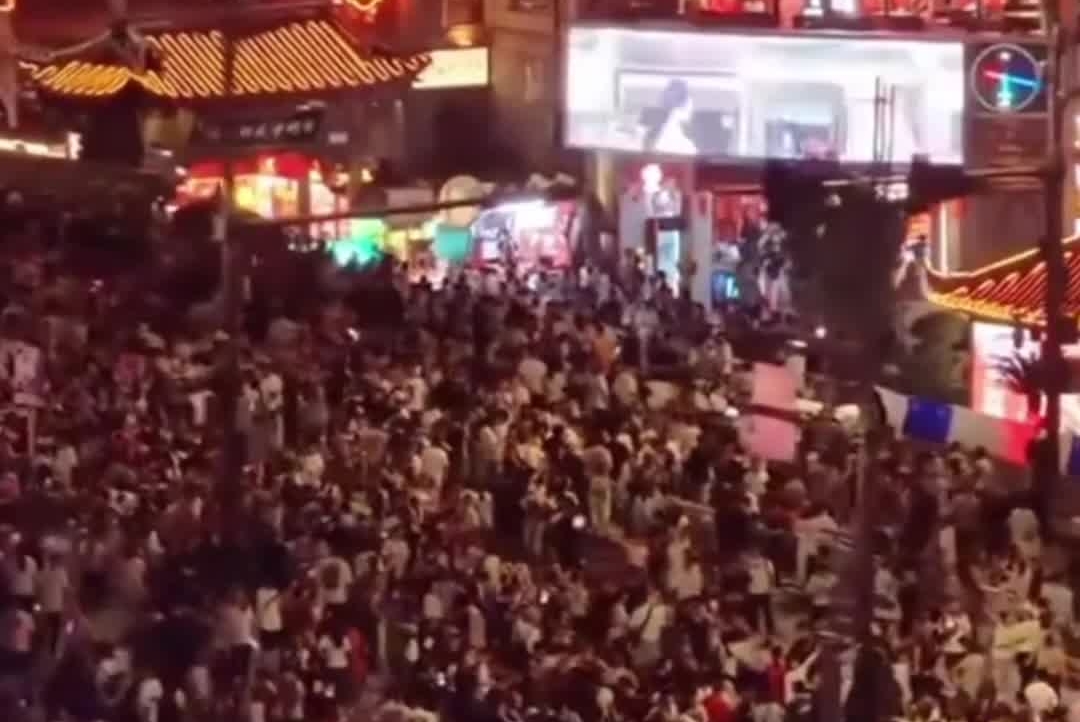 各景区“人从众”模式持续中 航拍视角太震撼！#国庆假期