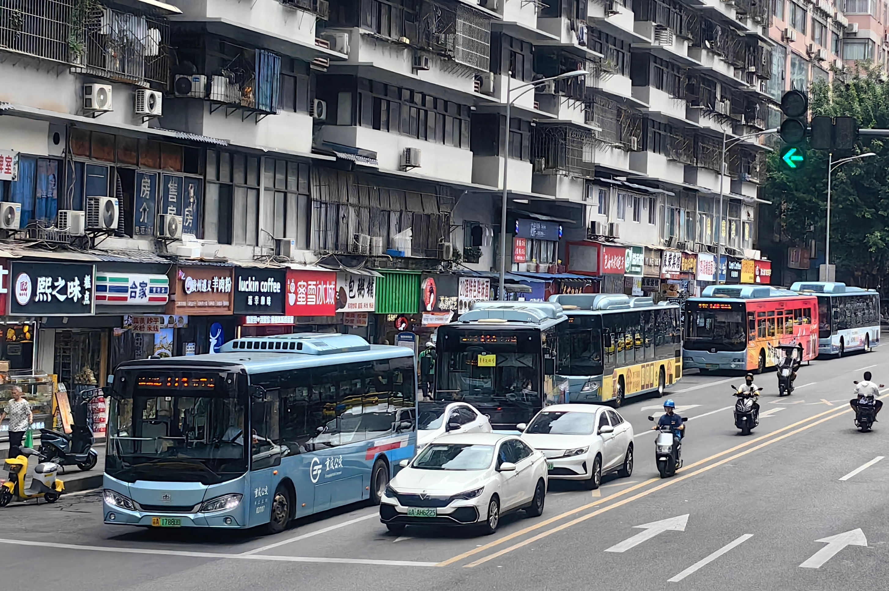民呼我为 | 公交车顺畅靠站 市民出行更从容