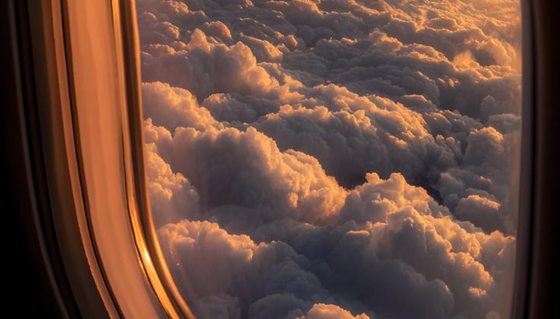 文学｜万米高空的阅报时间