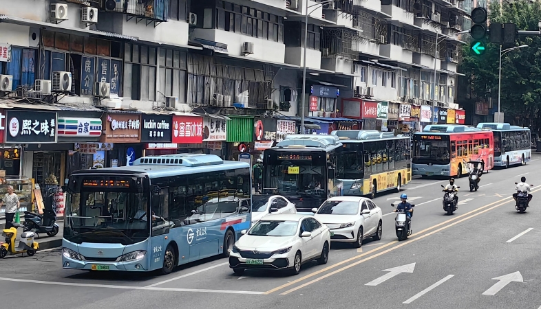 公交车顺畅靠站 市民出行更从容
