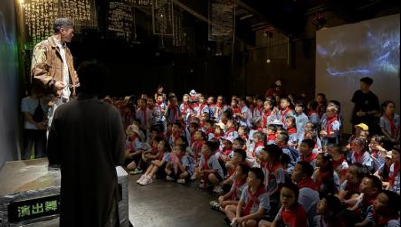 红岩红沉浸式剧场开启秋季研学热潮