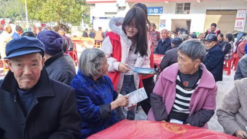 重庆奉节红土乡白鹤村：党建暖重阳 服务送安康