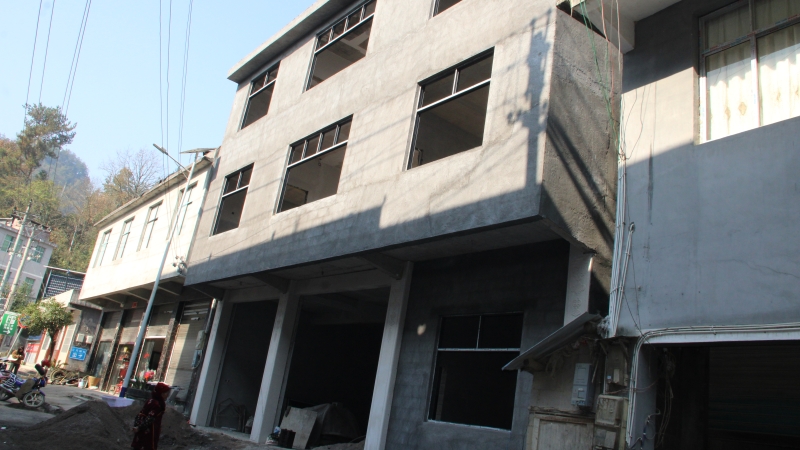 重庆黔江：深山“挪穷窝”  集镇“筑新家”