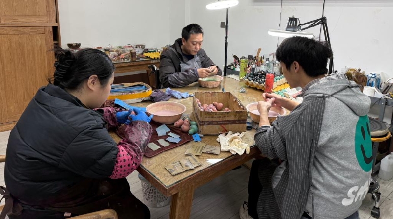 新华社看重庆｜大巴山漆艺工坊里的“特殊匠人”