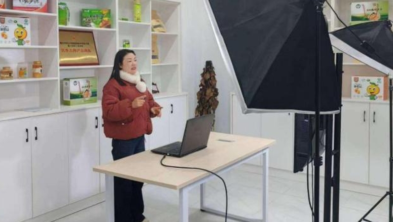 重庆忠县拔山镇：电商连田地 打开致富门