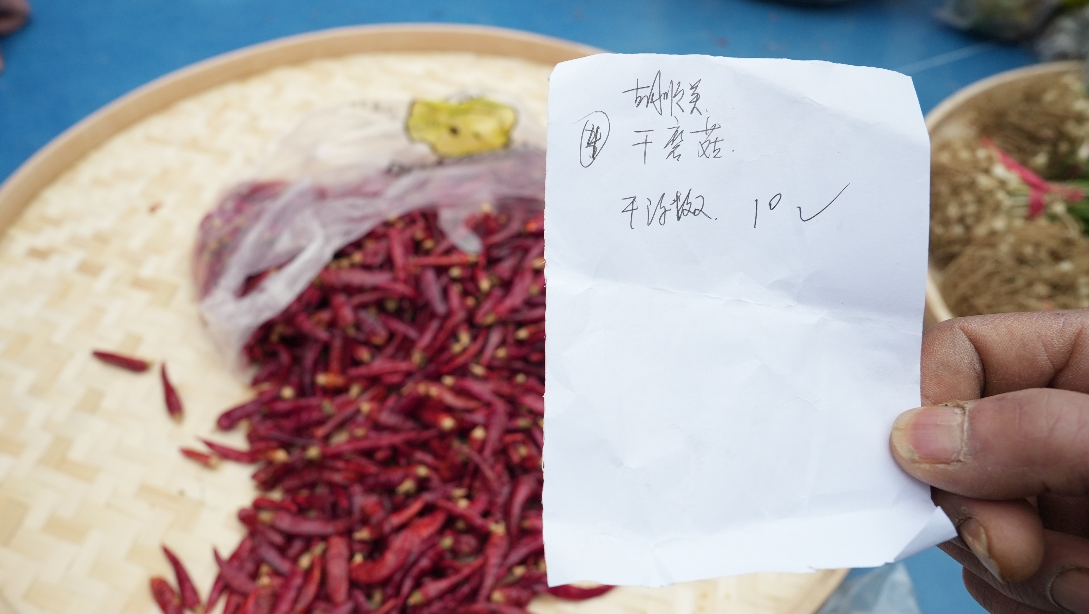 手写单就是“领钱条” 网友线上下单 村民线下数钱