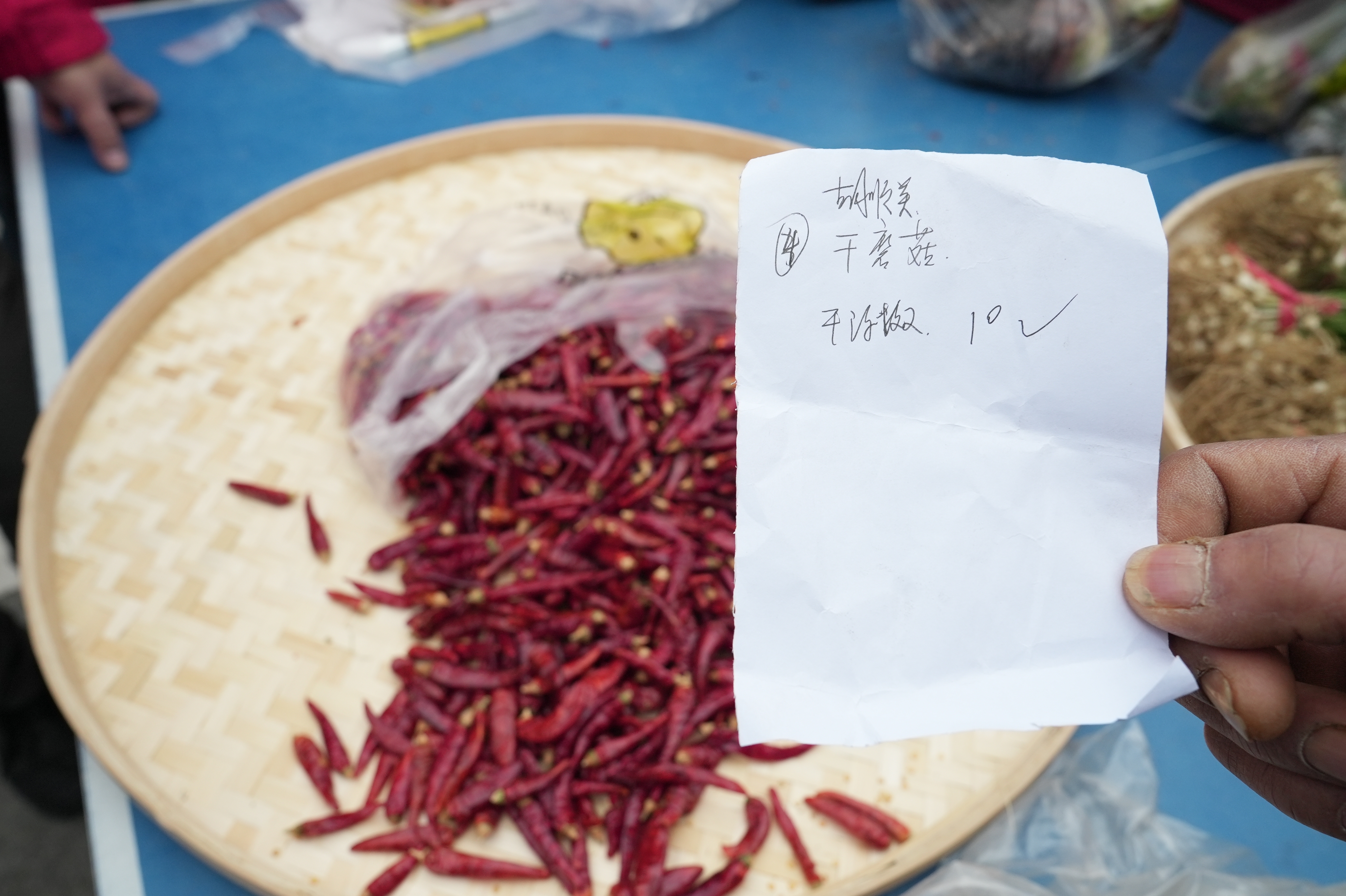 手写单就是“领钱条” 网友线上下单 村民线下数钱