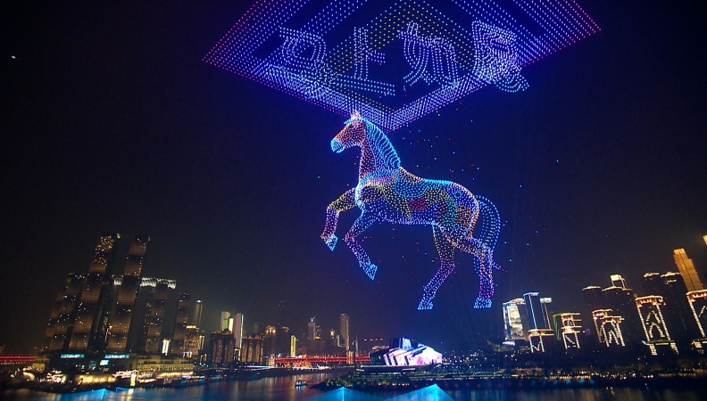 重庆跨年夜上演升级版灯光秀 首创“四维联动”光影盛宴