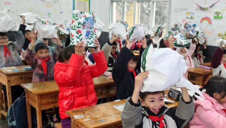 冬日送温暖 启智助成长——重庆市人力社保局开展“关爱成长启智筑梦”帮扶活动