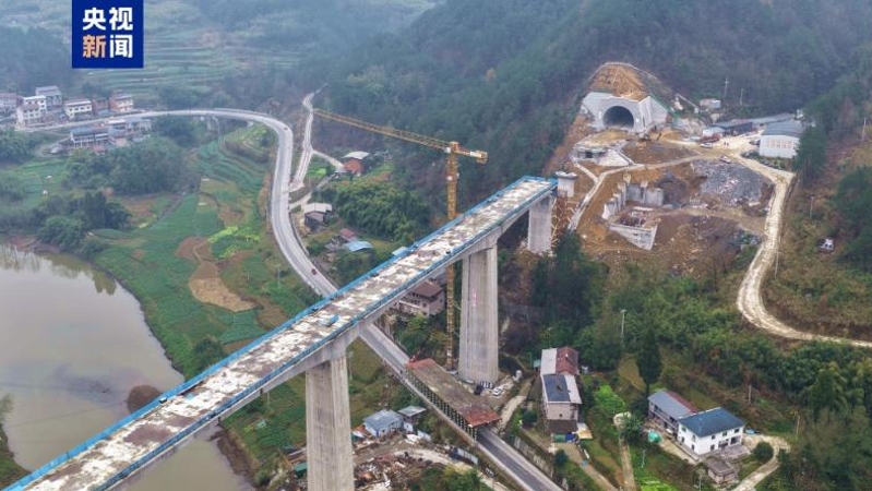 央视新闻看重庆｜渝万高铁重难点工程巴山村隧道顺利贯通