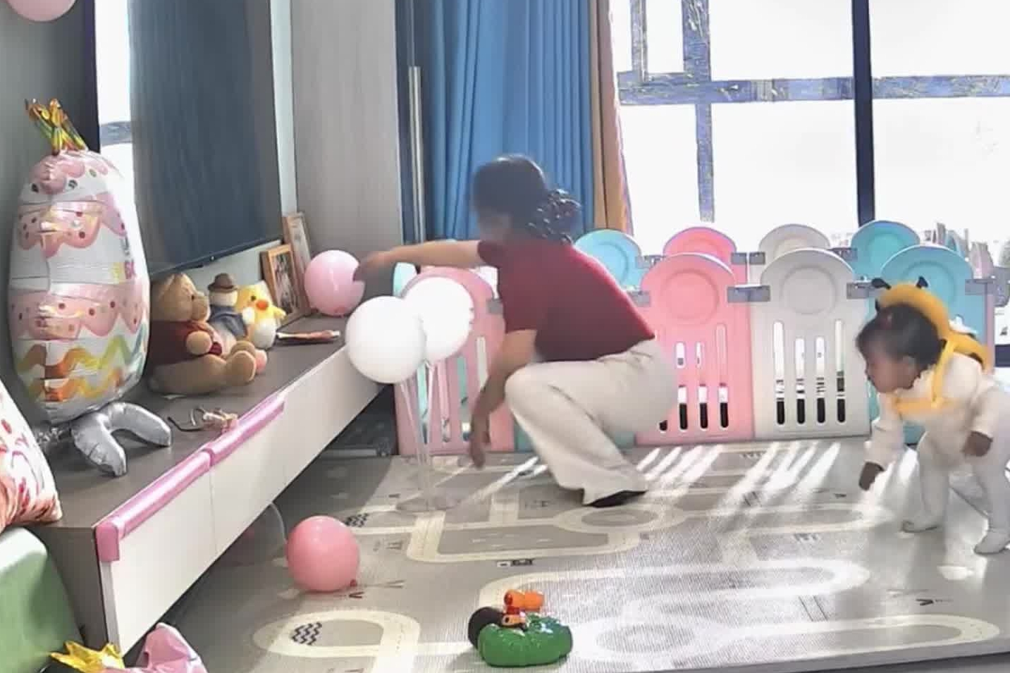 宝宝周岁生日那天，妈妈忙着准备生日宴，孩子突然站起身，摇摇晃晃地给妈妈拿眼镜