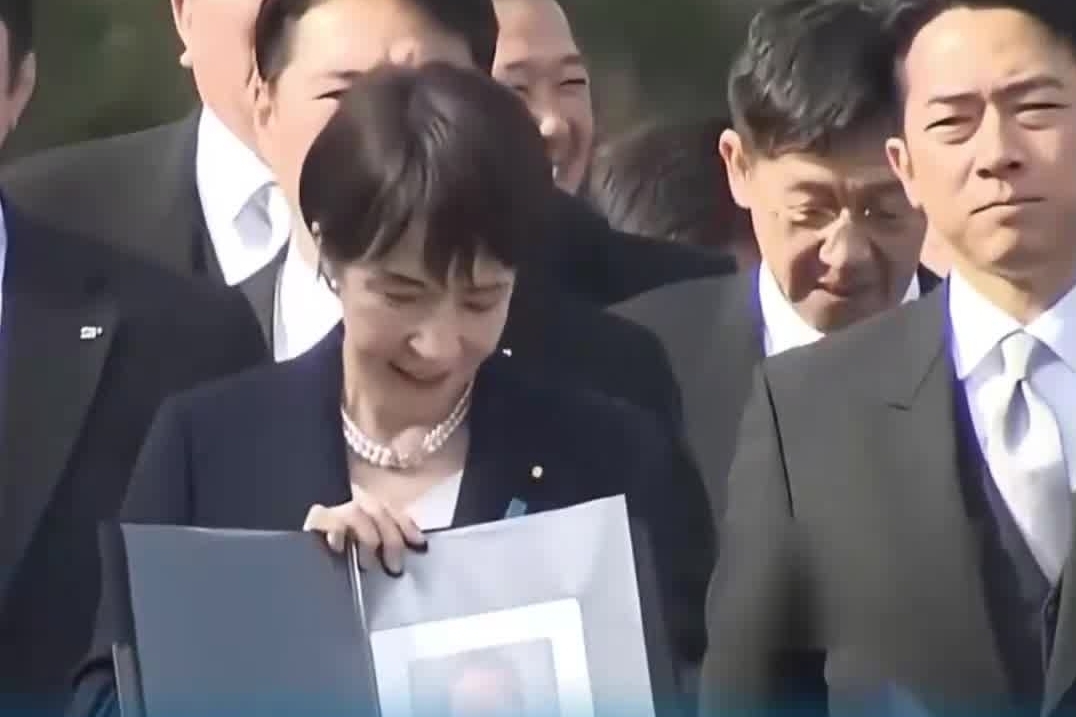 画面诡异 高市早苗笑容满面手持安倍遗照参拜伊势神宫#日本#高市早苗