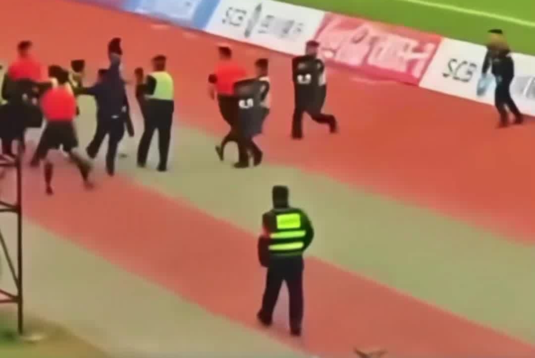 四川足协通报：一球员赛后殴打裁判员 被禁赛5年#四川#四川足协#球场暴力