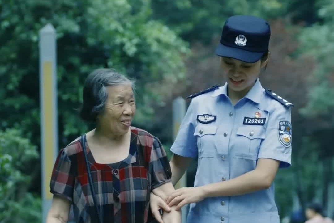 2025年重庆刑事立案同比下降16.2%，全市现行命案和“两抢”案件全部侦破，打击电诈为群众追回3.83亿元！#电诈#重庆#阳光下的守护