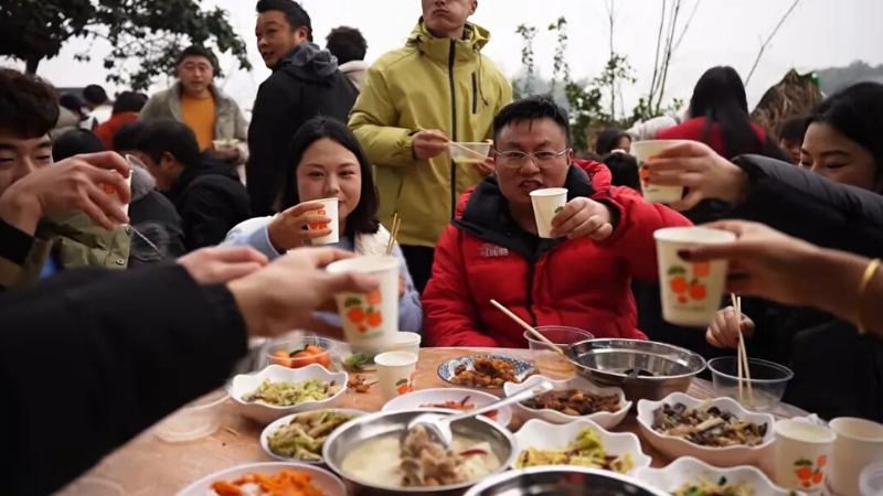 一碗刨猪汤，为何沸腾一座城？