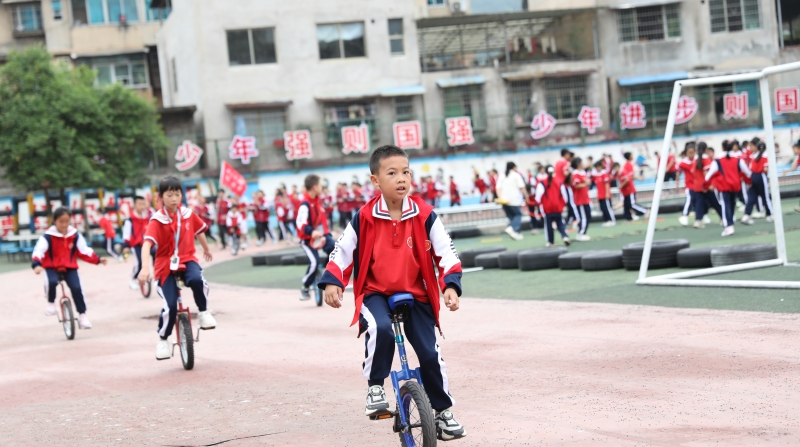 共画学生成长“同心圆”