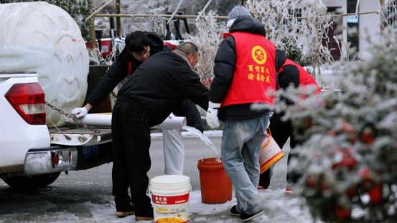 重庆酉阳毛坝：党员冬训践初心 除冰送水暖人心