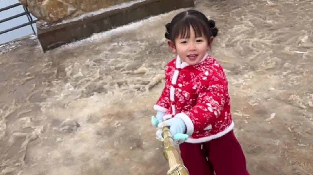 重庆奉节萌娃举自拍杆记录自己的家乡