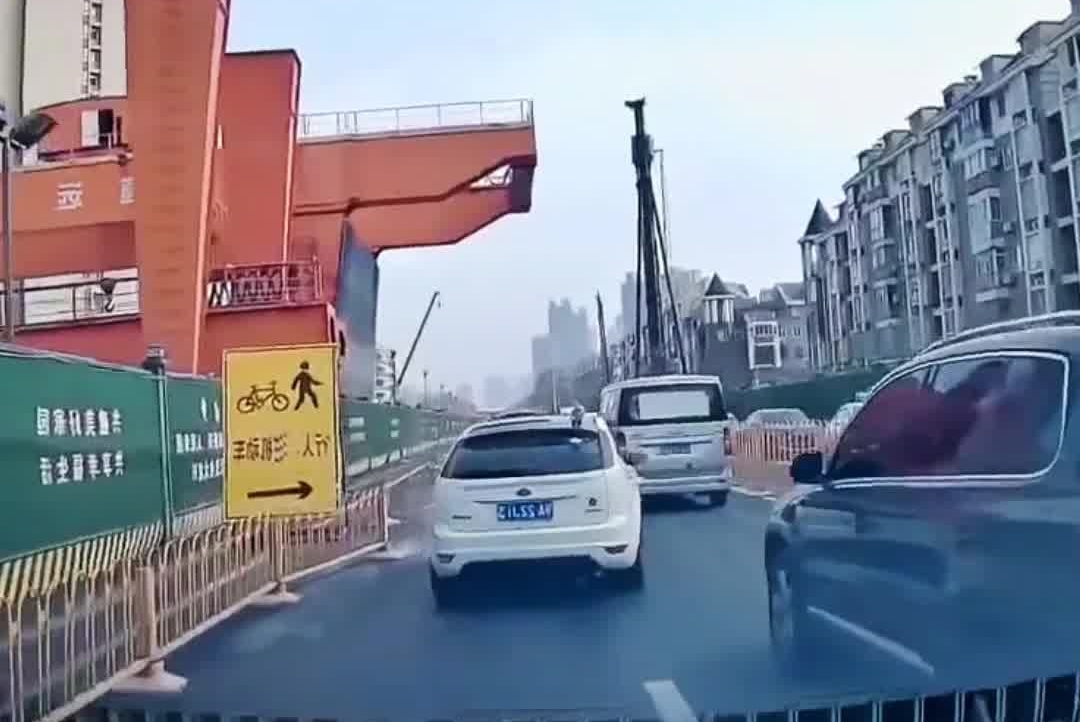 武汉一龙门吊倒塌砸中汽车致一死一伤 官方通报