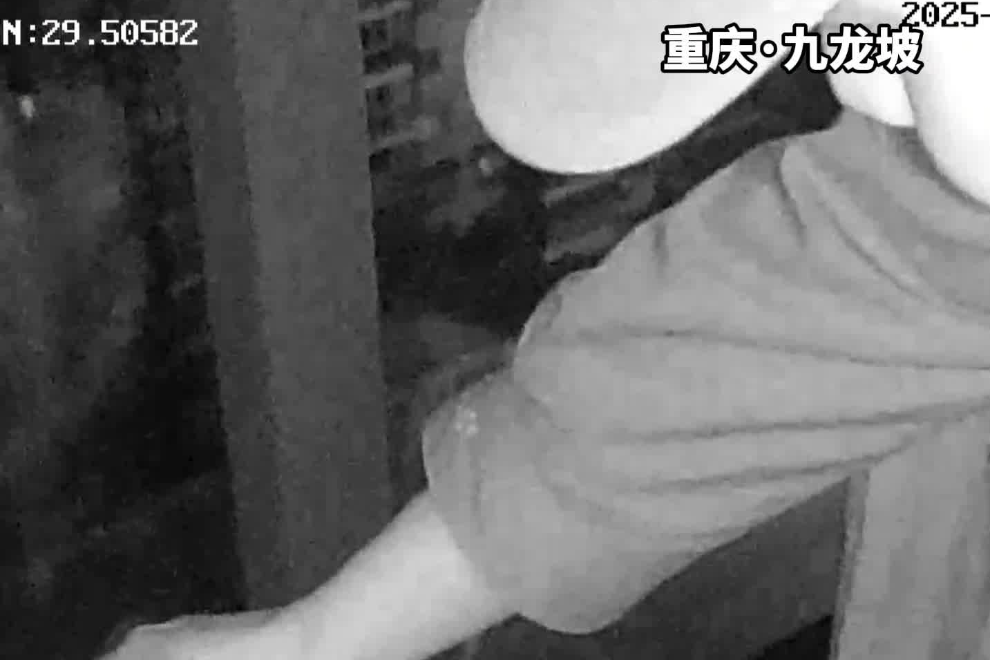 “我就想彻底帮助你！”重庆民警哽咽劝回轻生女子@平安九龙坡