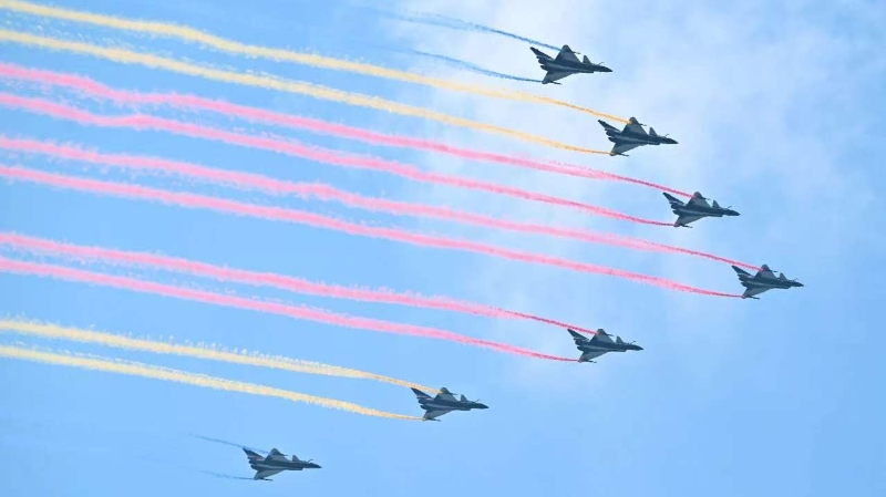 文学｜塔塔眼中的“飞机彩带”