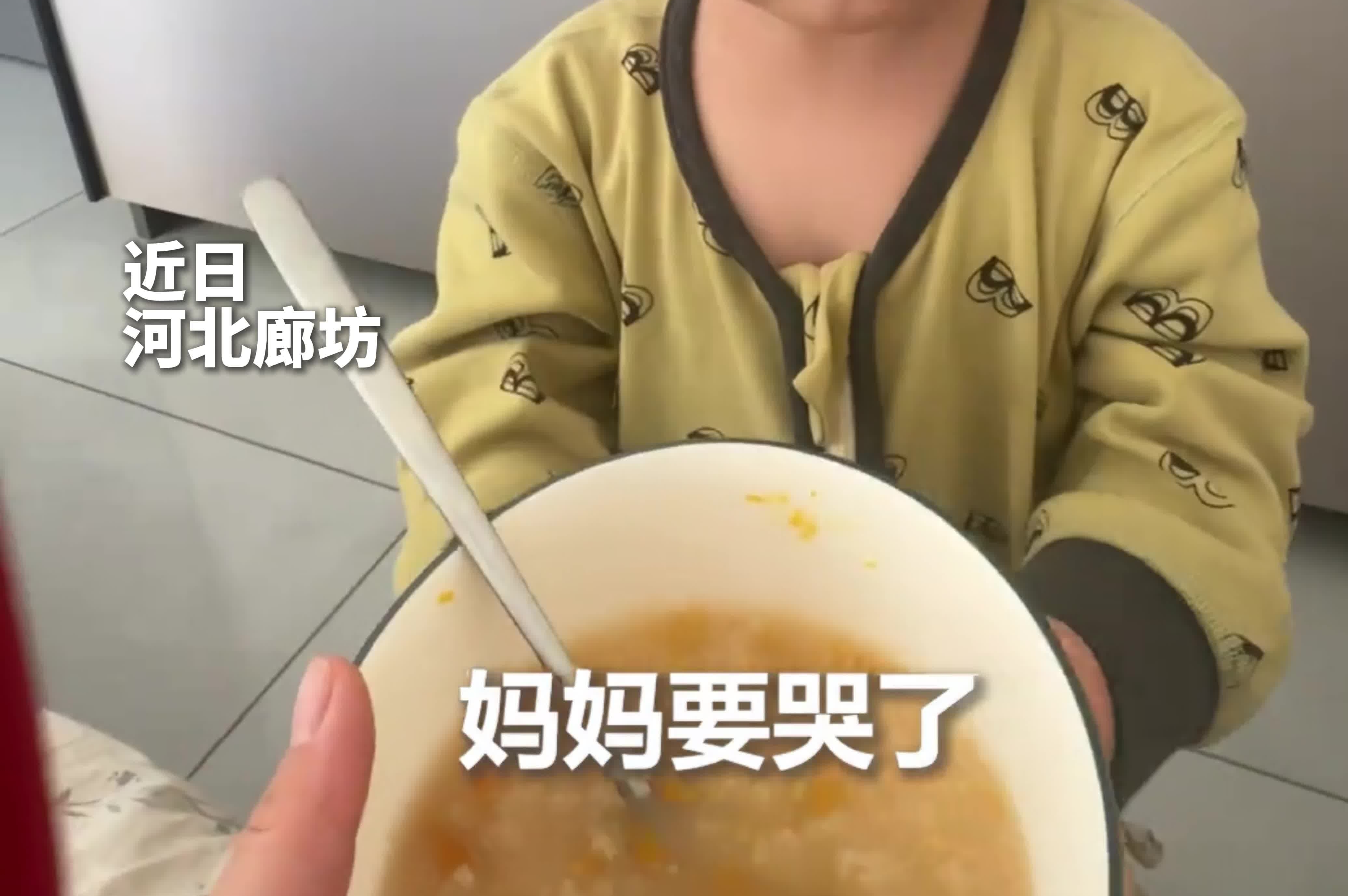 不到两岁的宝宝见妈妈没起床 自己端粥给妈妈喝