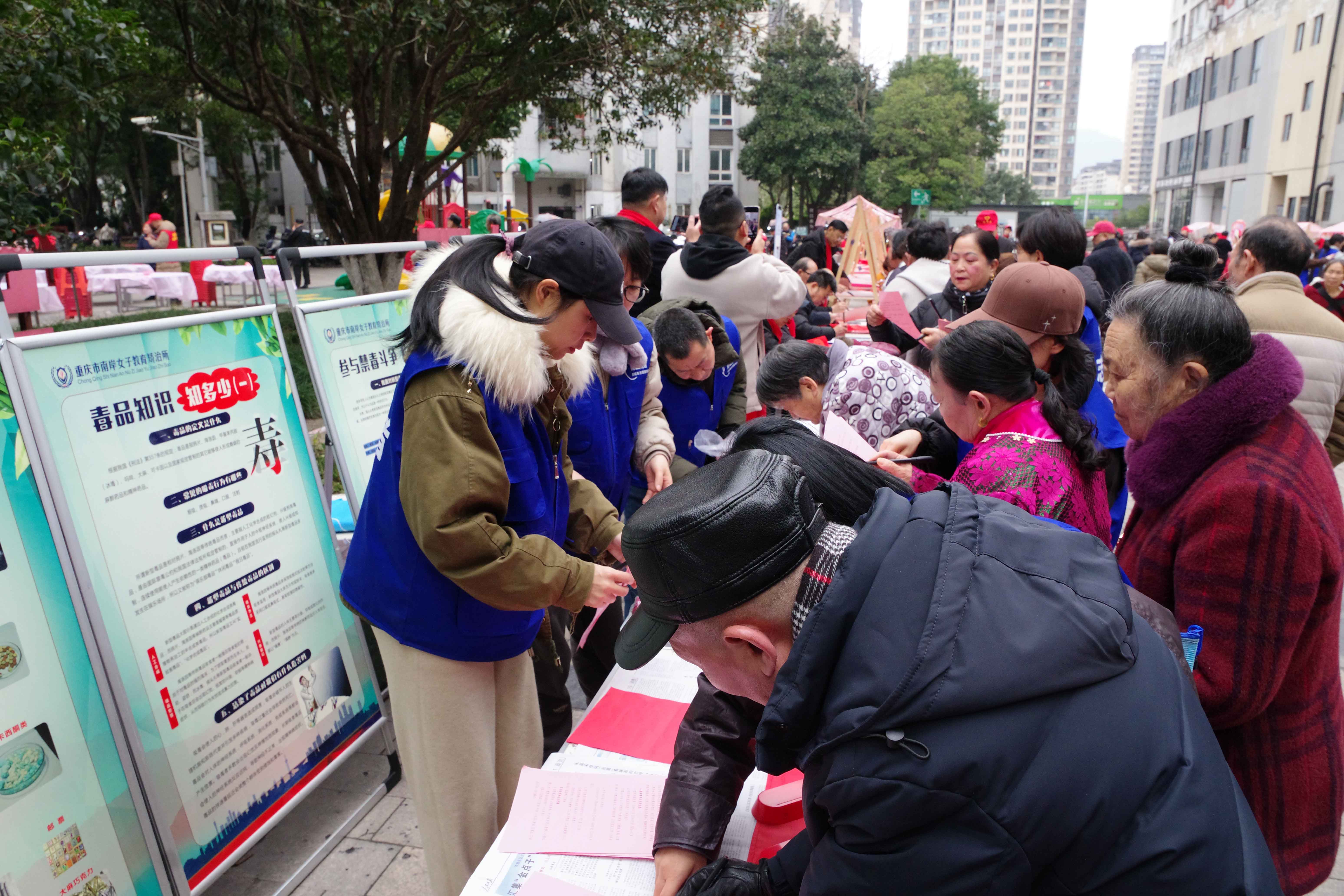 “南山花冠”进社区 禁毒宣传送“年礼”