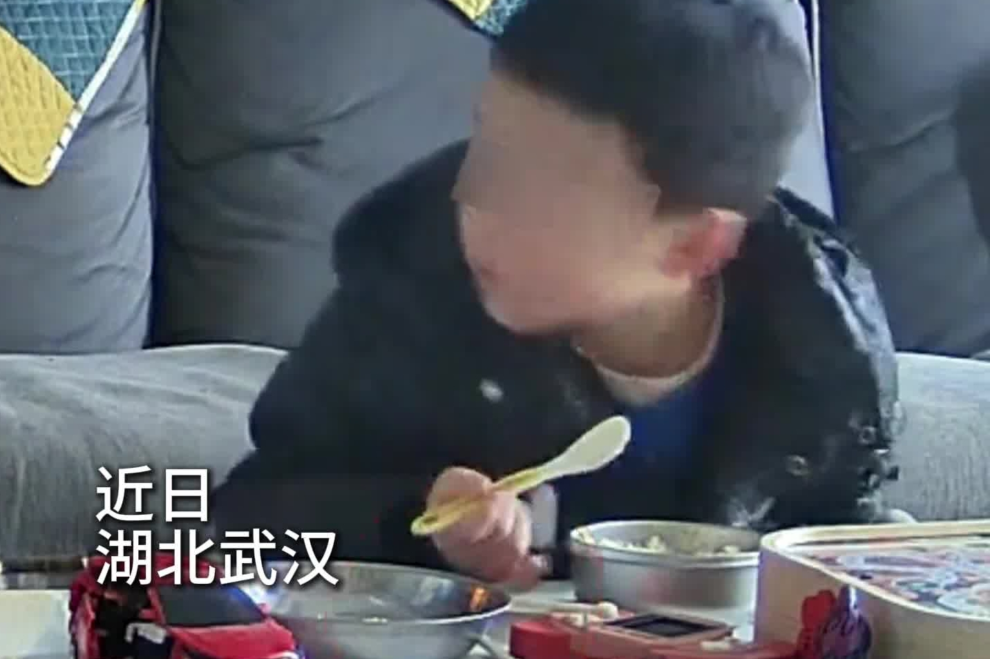 孩子透过不锈钢餐具的反光发现火情，冷静指挥奶奶灭火