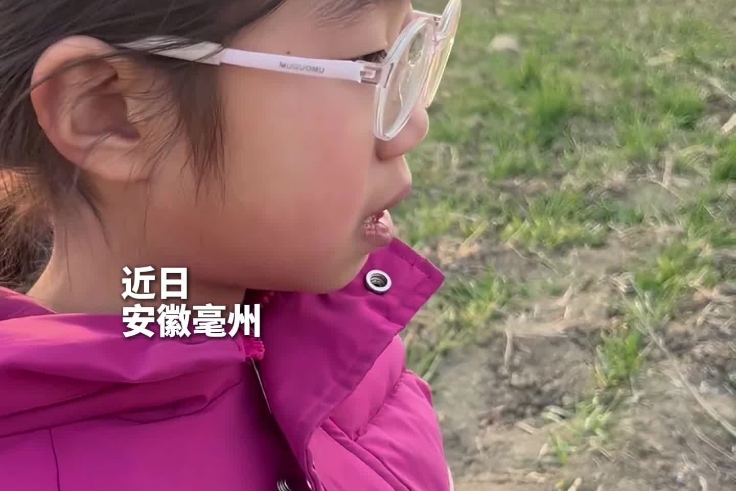 八岁女孩过年回老家，在妈妈坟前诉说心里话。“虽然它只是一张纸，但是里面包含着我对你的爱！”