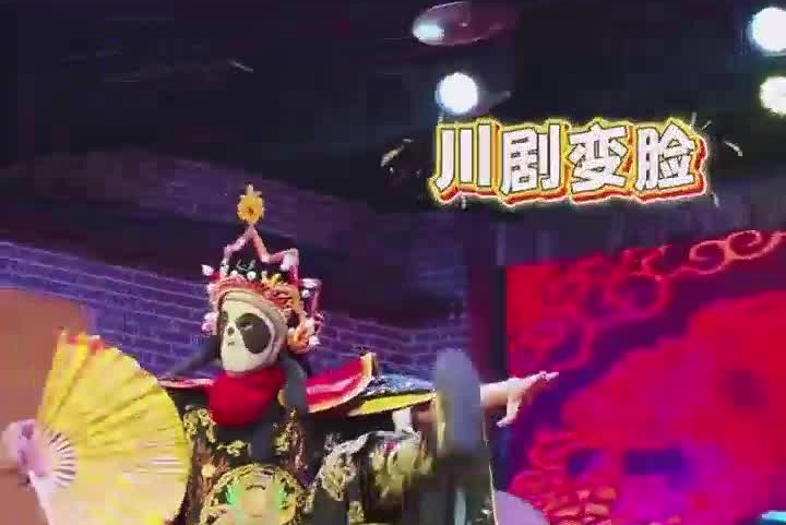 外国游客春节在重庆 沉浸式体验中国年