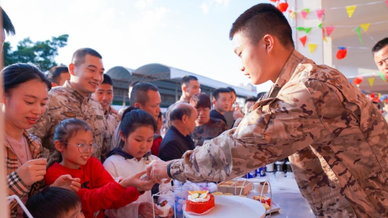 武警第二机动总队：军营新春“美食节”暖胃更暖心