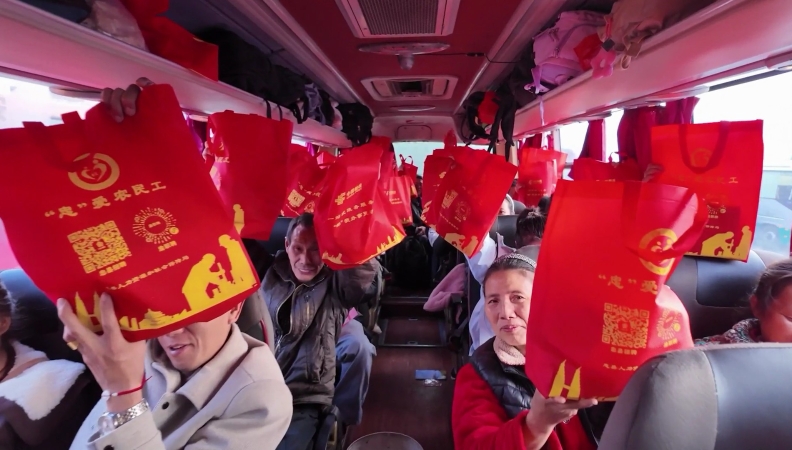 重庆忠县：300余辆“点对点”直通车 护航务工人员安全返岗