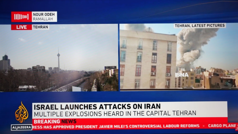 美以对伊发动联合军事行动 画面显示德黑兰市中心浓烟滚滚