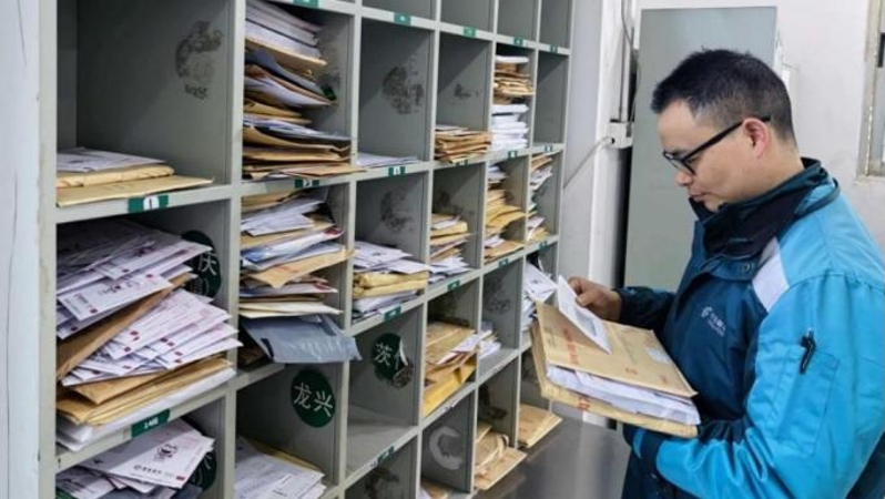 新春走基层｜除夕夜，他守护万家灯火里的“信”福