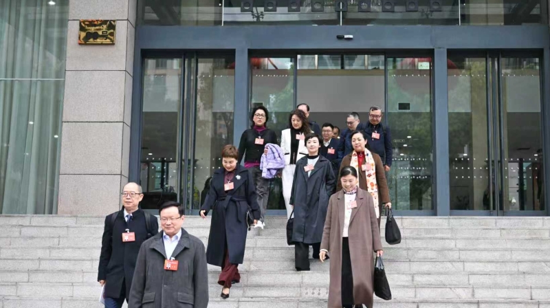 住渝十四届全国政协委员启程赴京