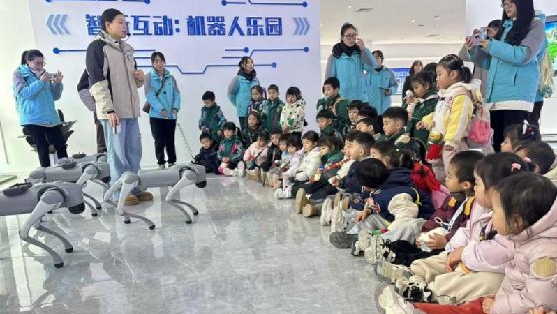 ​春晚同款机器人亮相两江新区 重庆机器人AI应用展示中心首日火爆开放