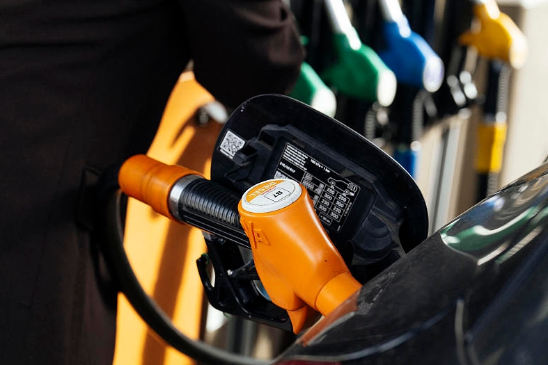 国际油价突破每桶100美元 为2022年以来首次