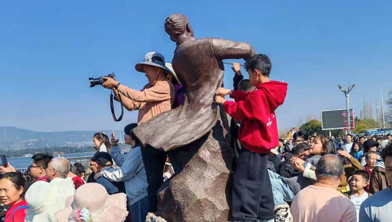 文学丨海埂大坝上的聂耳雕像