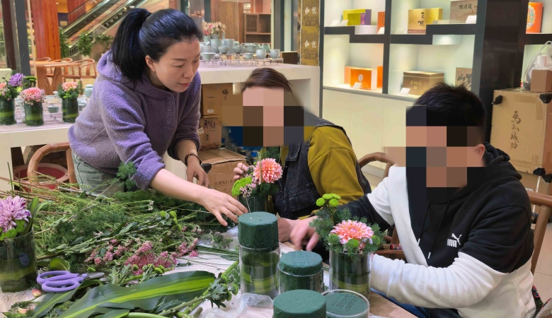 从快递员到“花艺师”——戒毒民警为社区康复人员铺就“芬芳”就业路