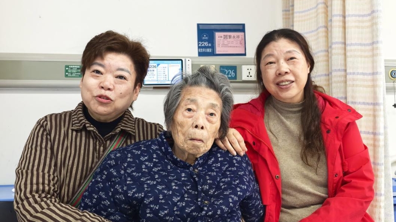 百岁老人半世纪前帮医院“搬家” 如今“换髋”重生