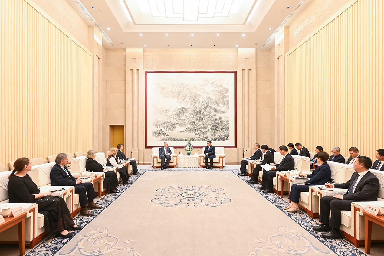 重庆师范大学重庆柴可夫斯基音乐学院揭牌 袁家军会见亚历山大·索科洛夫一行并出席揭牌仪式