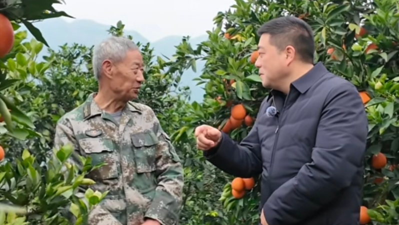 春访三沱“犟老头”：一场田埂上的公益助农对话