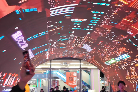 重庆解放碑，藏着一扇通往“未来的赛博朋克之门”，炫酷氛围感拉满，引人驻足打卡