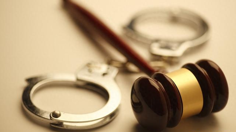 利用职权帮他人伪造立功证明材料构成何罪